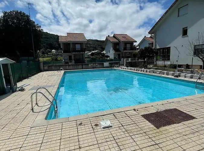 Chalet En Urbanizacion Con Piscina
